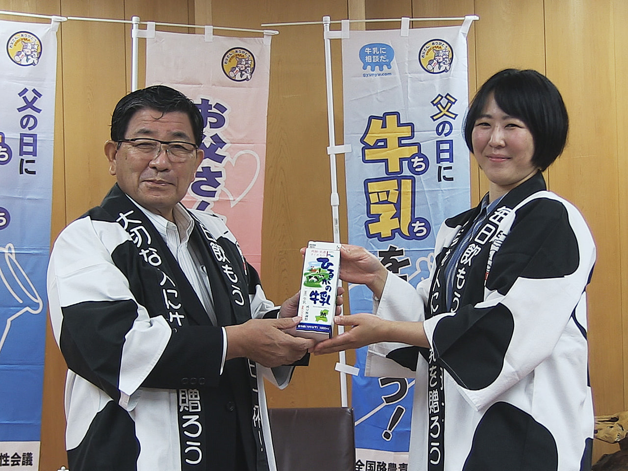 6月19日の「父の日」を前に岐阜県内の酪農家たちが8日、県庁を訪れ、古田肇知事に...