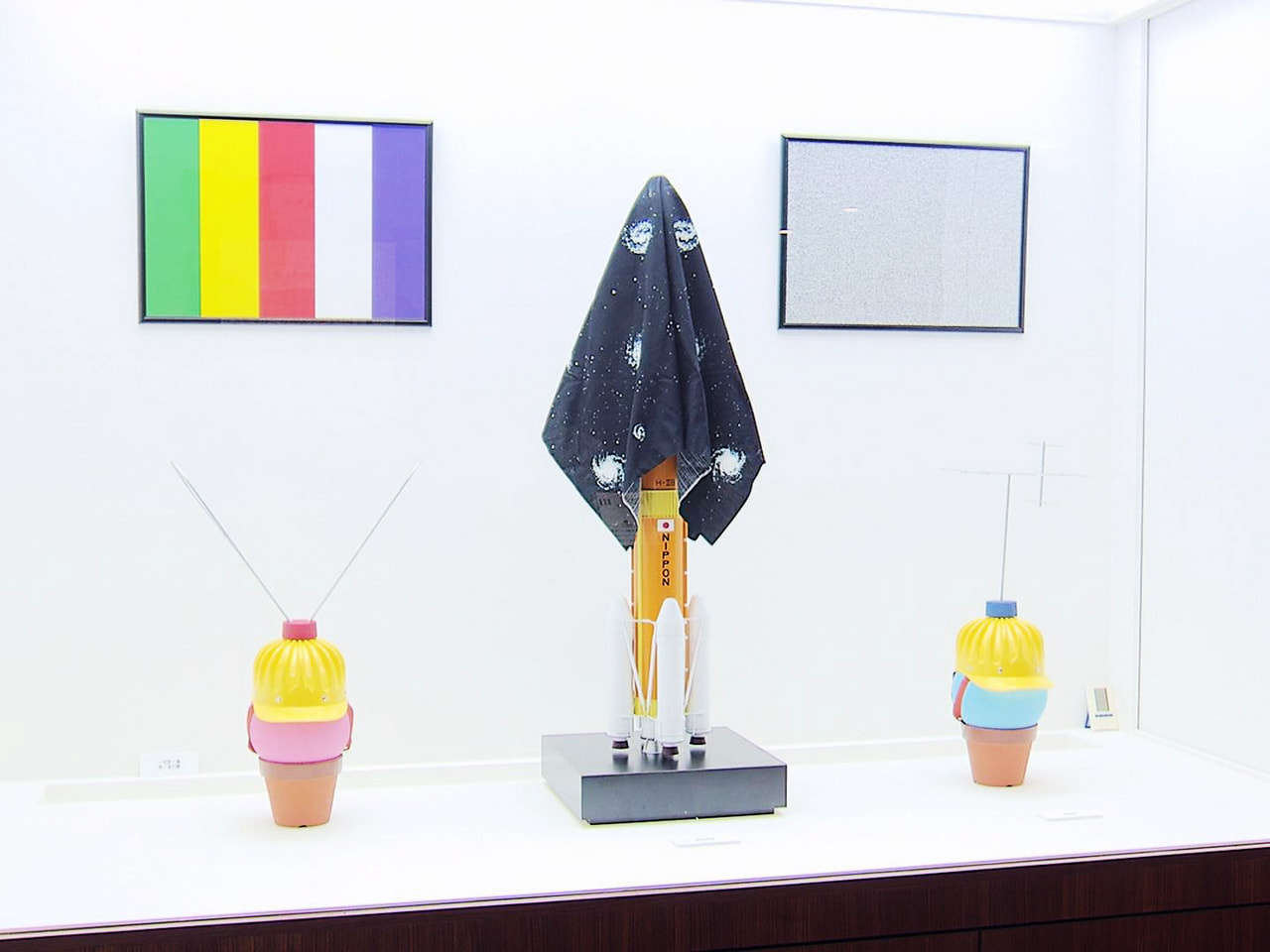 岐阜県岐南町在住の現代美術家・佐倉密さんの作品を展示した展覧会が22日、笠松町の...