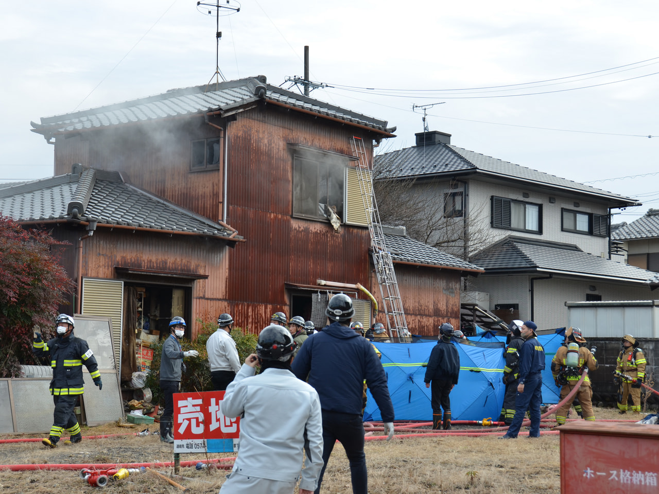 ２３日正午すぎ、美濃加茂市で住宅が焼ける火事があり、この家に住む親子２人が死亡し...