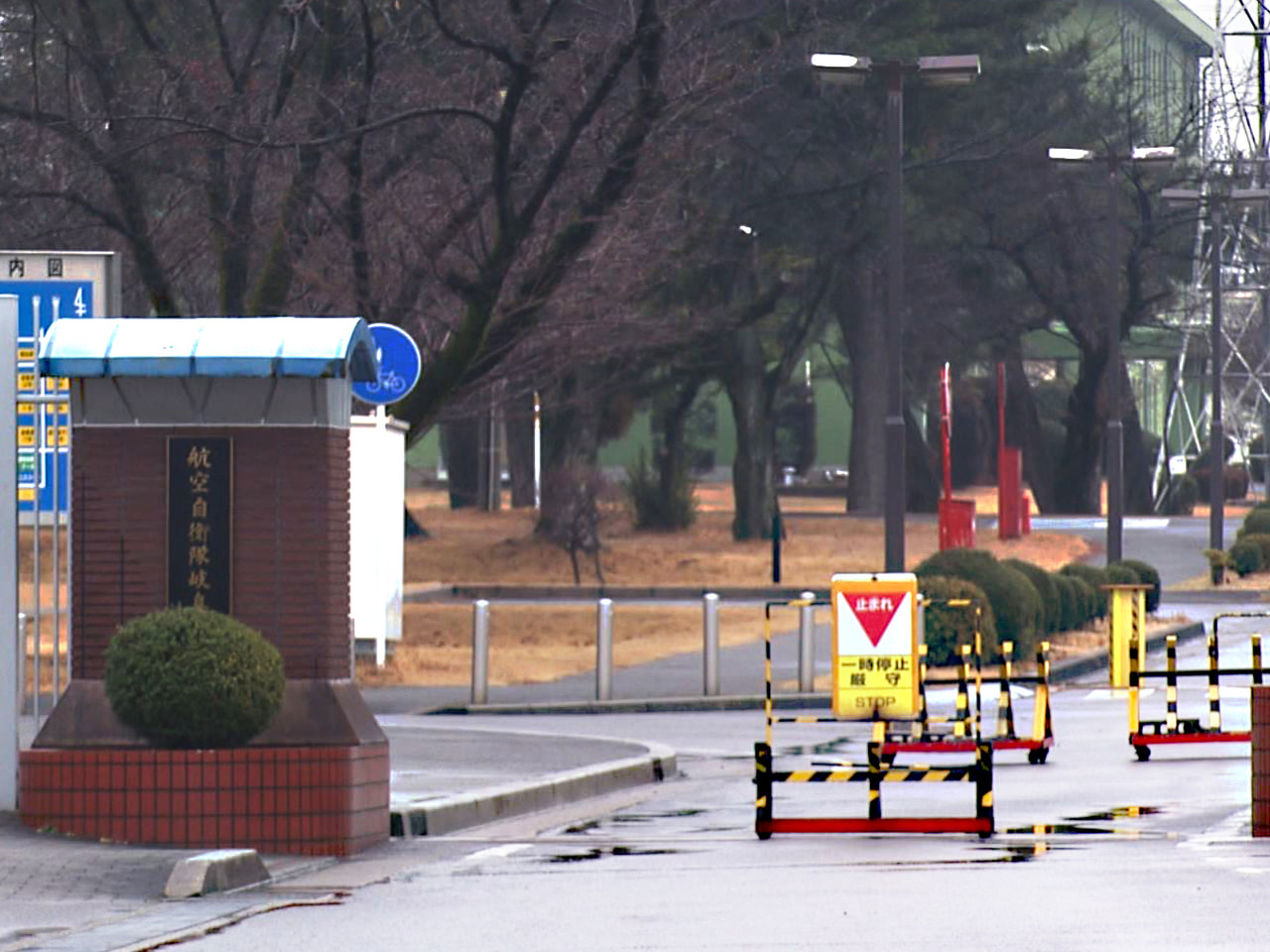 航空自衛隊岐阜基地は２６日、許可を受けずに外出した２０代の女性空士長を減給３０分...