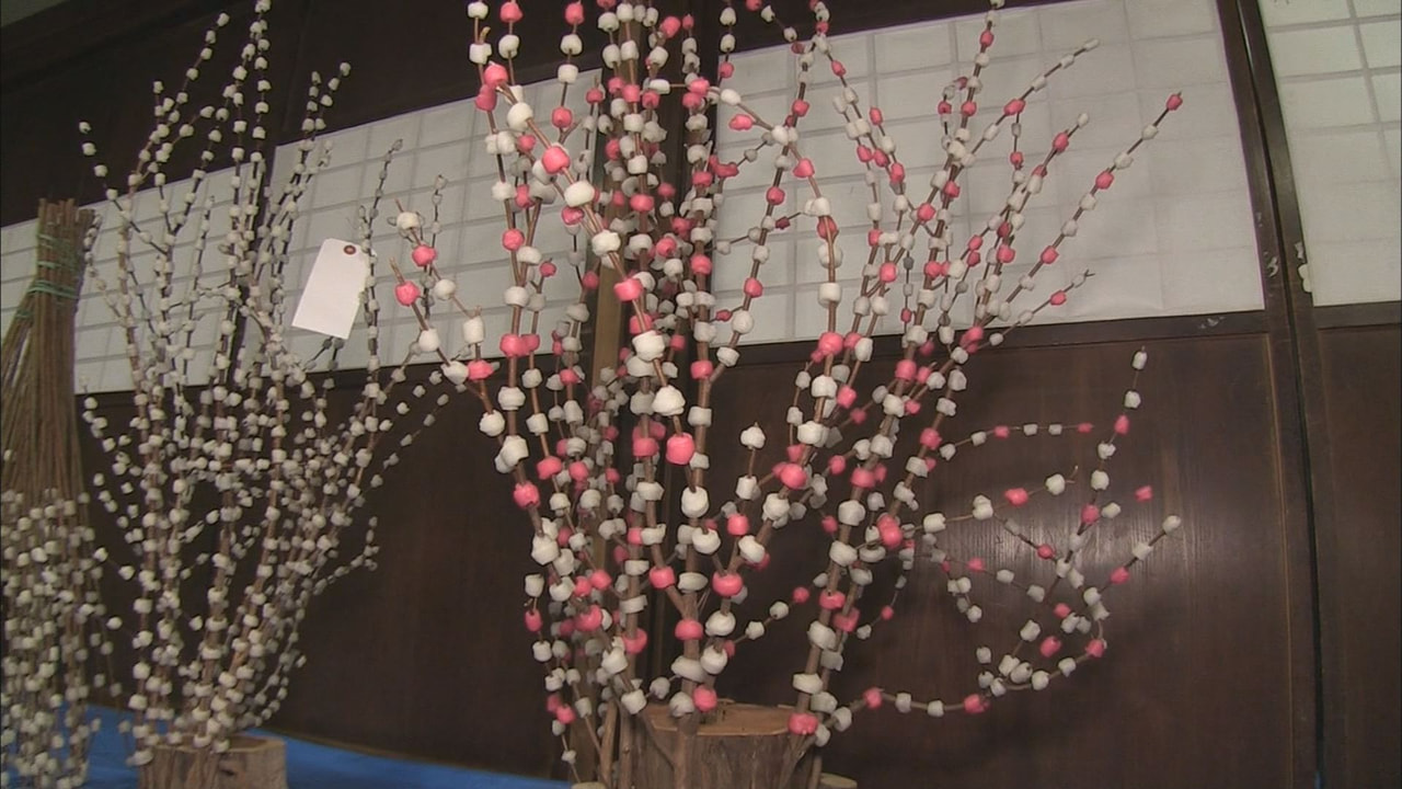 飛騨地方の正月飾り「花もち」づくりが、高山市にある工房で、最盛期を迎えています。...