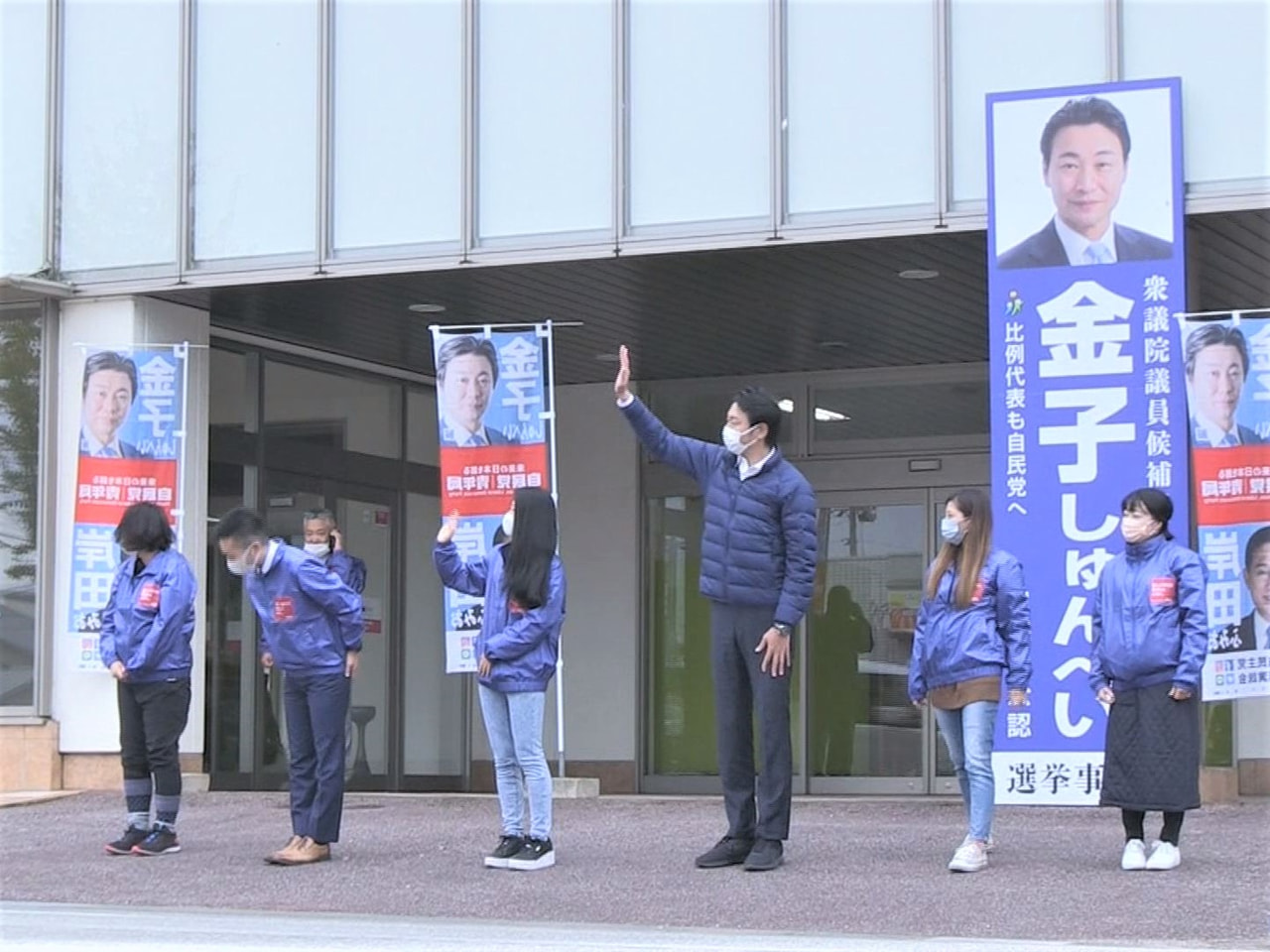 衆議院選挙の投開票から一夜明け、当選者だけでなく落選した人も街頭に立ち、有権者に...
