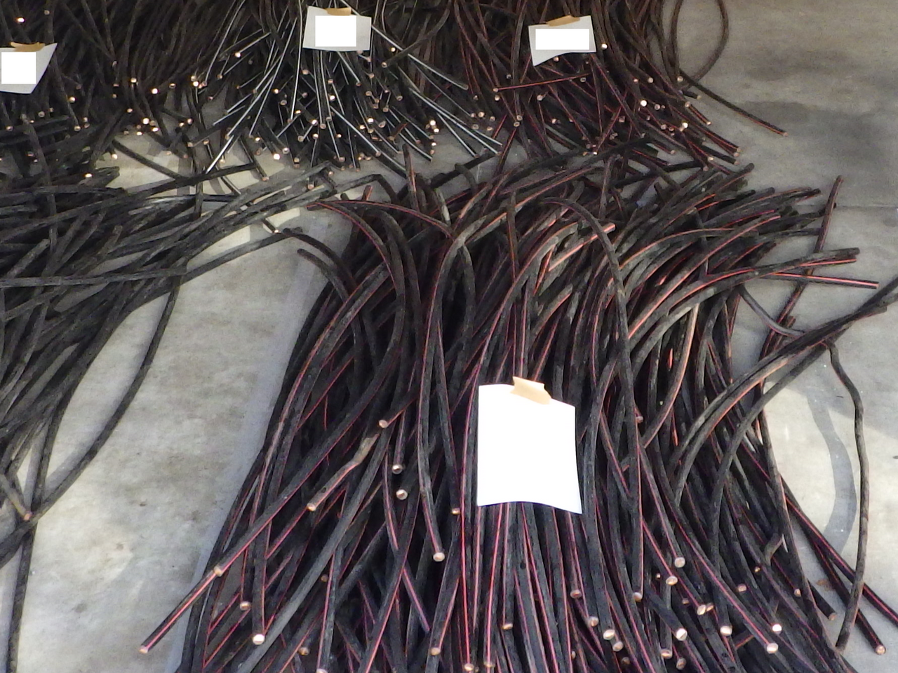 県警などは１５日、岐阜・愛知・三重・滋賀の４県の太陽光発電所から銅線を盗んだなど...