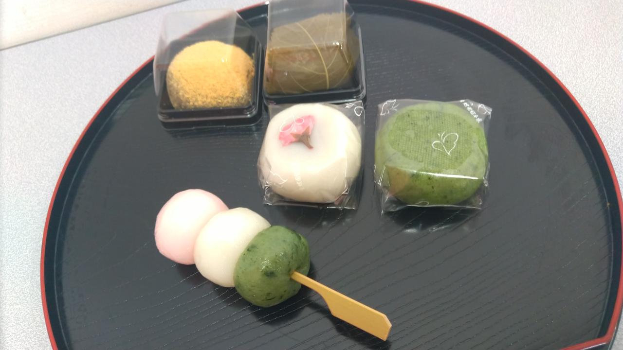 大垣市高屋町にある老舗和菓子店の金蝶園総本家が、春を表現した和菓子を販売し、花の...