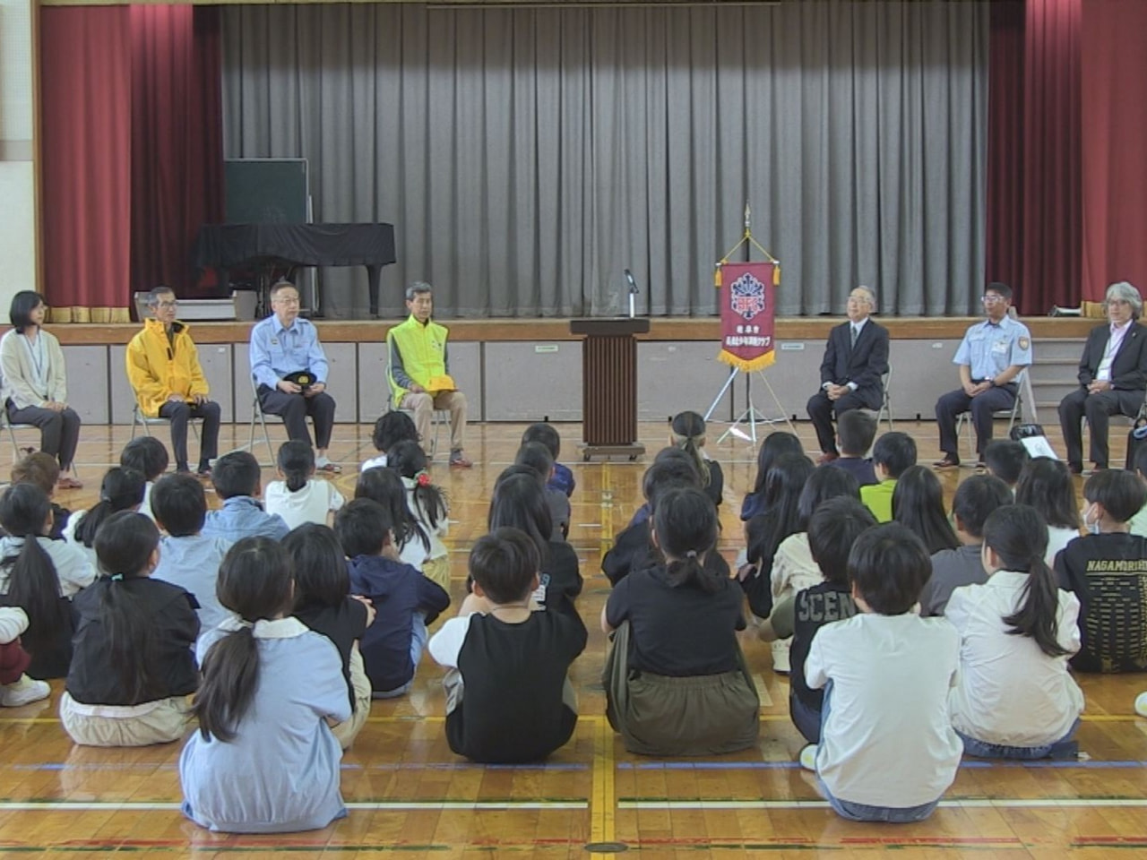 岐阜市の小学校で14日、児童が主体的に地域の交通安全や防災に取り組む「交通少年団...