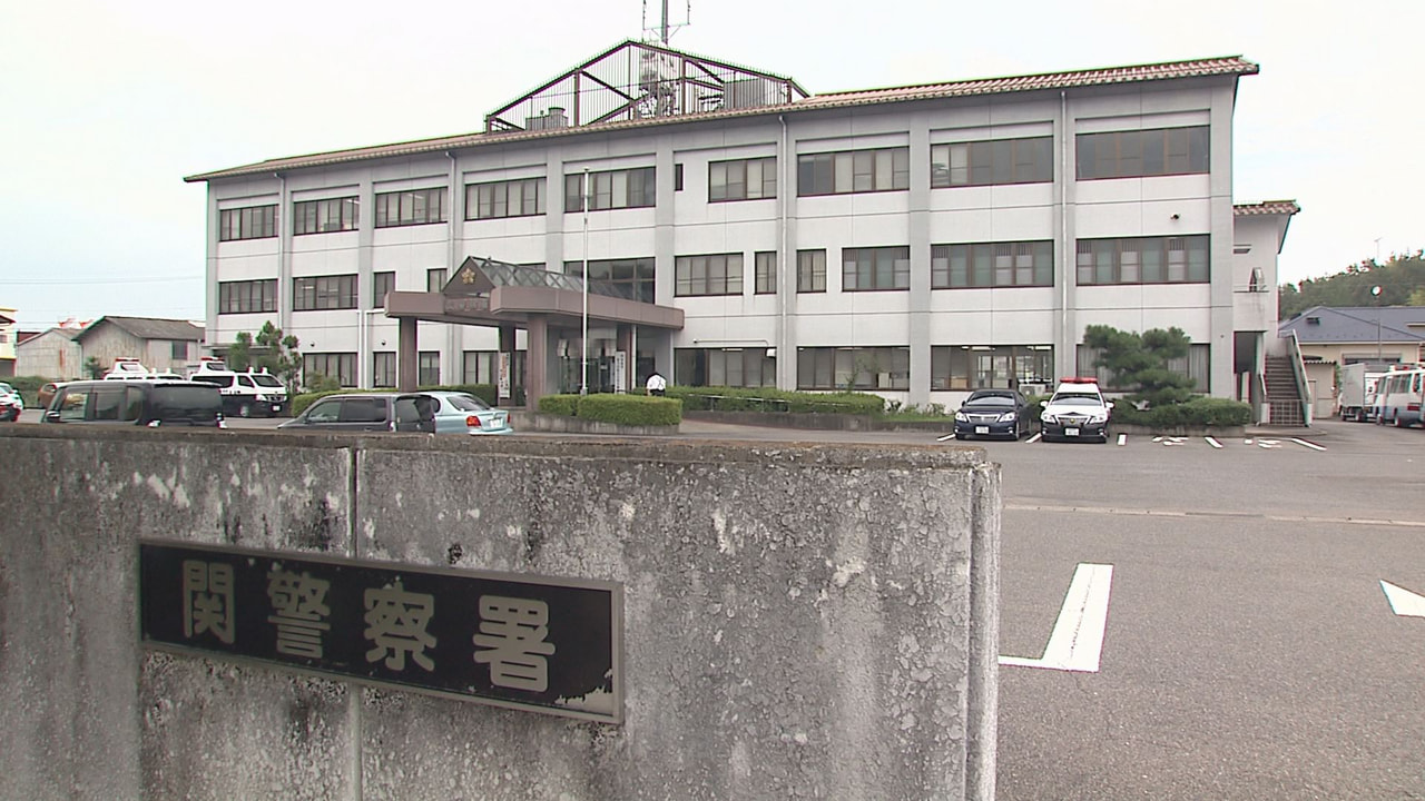 24日午前、岐阜県関市の交差点で、横断歩道を歩いていた88歳の男性をはねたとして...