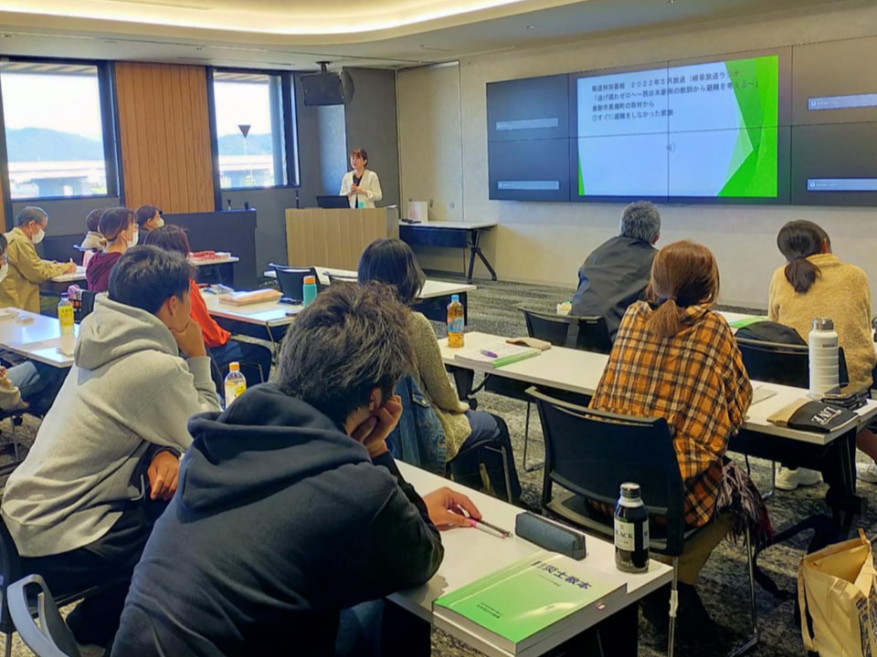 地震や豪雨などの大規模な災害が相次ぐ中、防災意識を高めてもらおうと、本巣市で８日...