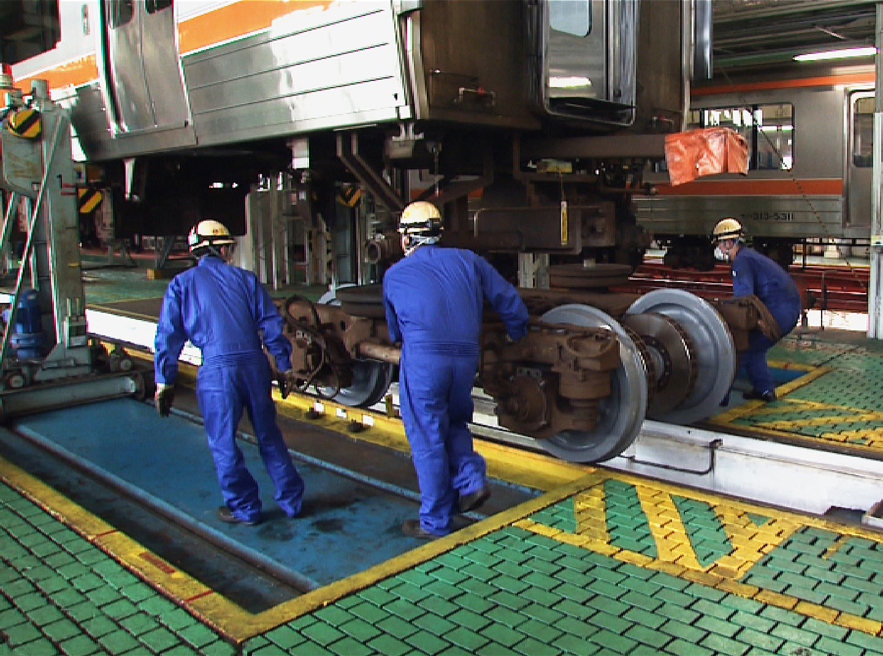 東海道線や飯田線を走る電車の清掃や整備を手掛けるJR東海の車両基地「大垣車両区」...