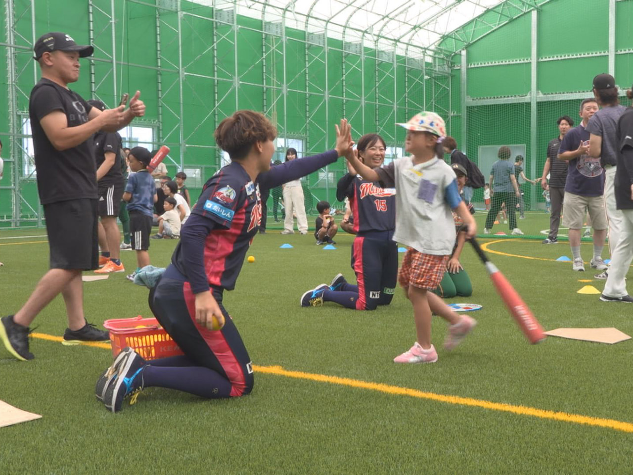 子どもたちにスポーツに親しんでもらおうとプロ野球のコーチらを招いた教室が13日に...