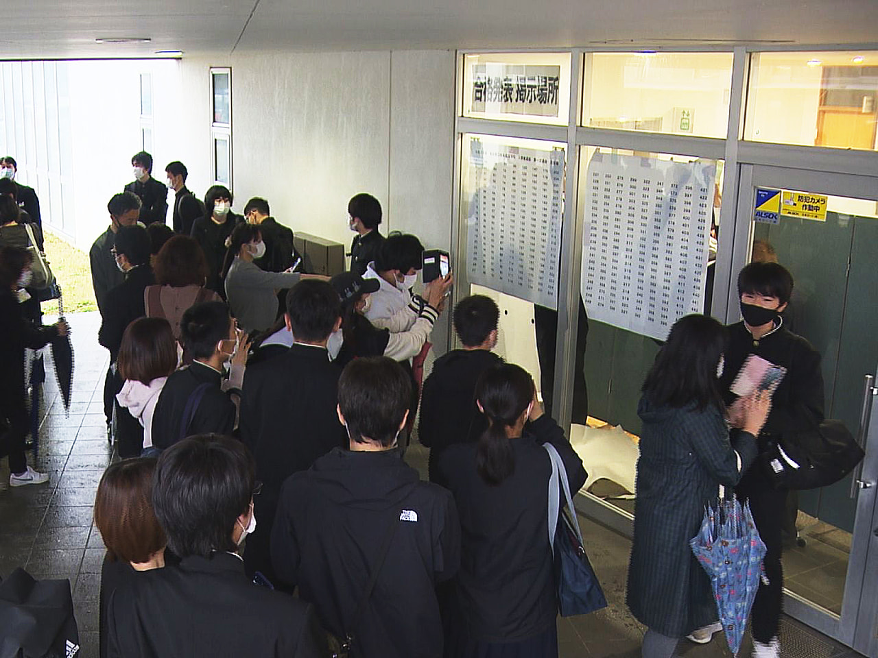 岐阜県内の公立高校入試の合格発表が21日に行われ、コロナ禍でも勉強に励み、目標を...