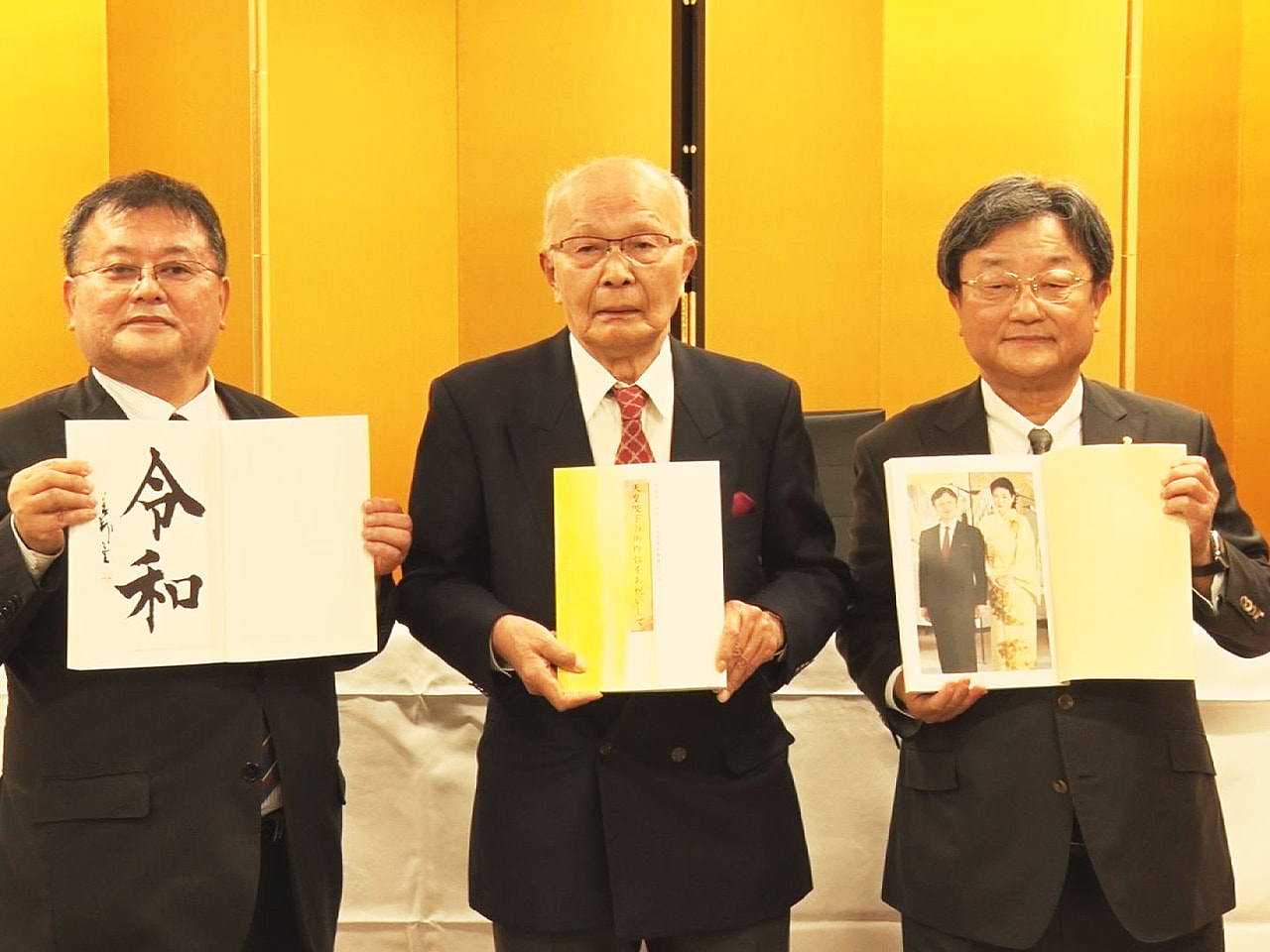 天皇陛下の即位を祝う岐阜県民有志が、陛下と岐阜県とのかかわりなどをつづった記念誌...