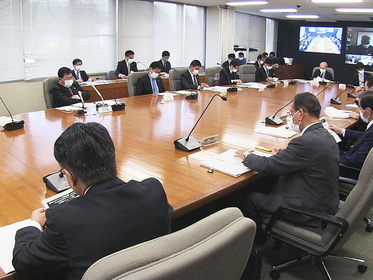 岐阜県は23日、新型コロナウイルスの対策本部会議を開き、変異株への対策を強化する...