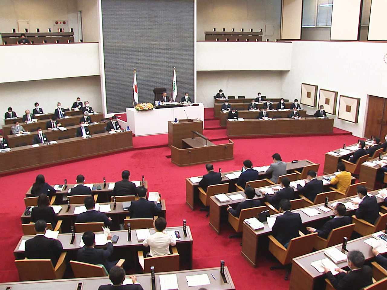 岐阜県議会の定例会は24日、一般会計の総額が8704億円の新年度当初予算案など6...