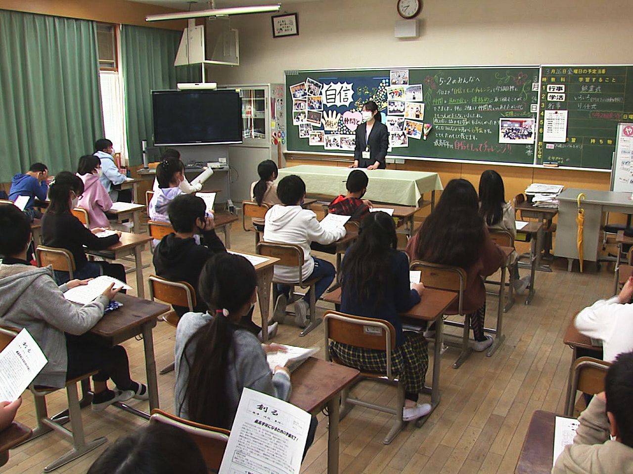岐阜県内のほとんどの公立学校で26日に修了式が行われ、新型コロナに翻ろうされた1...