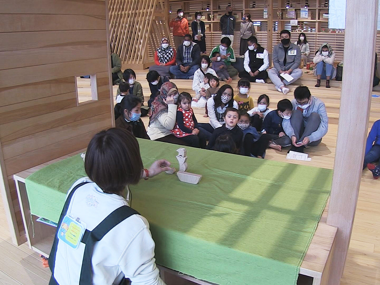 2020年7月にオープンした岐阜市のぎふ木遊館で28日、外国人来館者を迎える研修...
