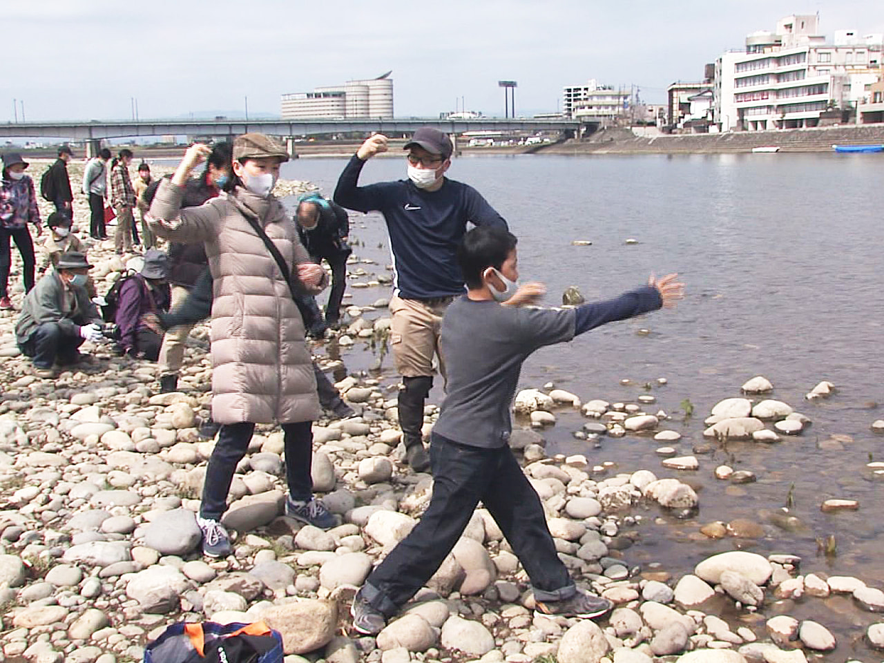 川遊びをしながら長良川に親しんでもらうイベントが岐阜市内で行われ、穏やかな春の陽...
