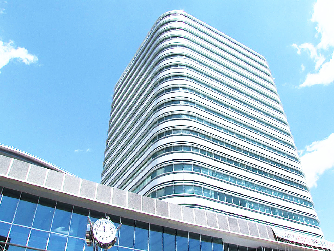 老朽化に伴って建設された岐阜市役所の新しい庁舎が完成し9日、記念式典が行われまし...