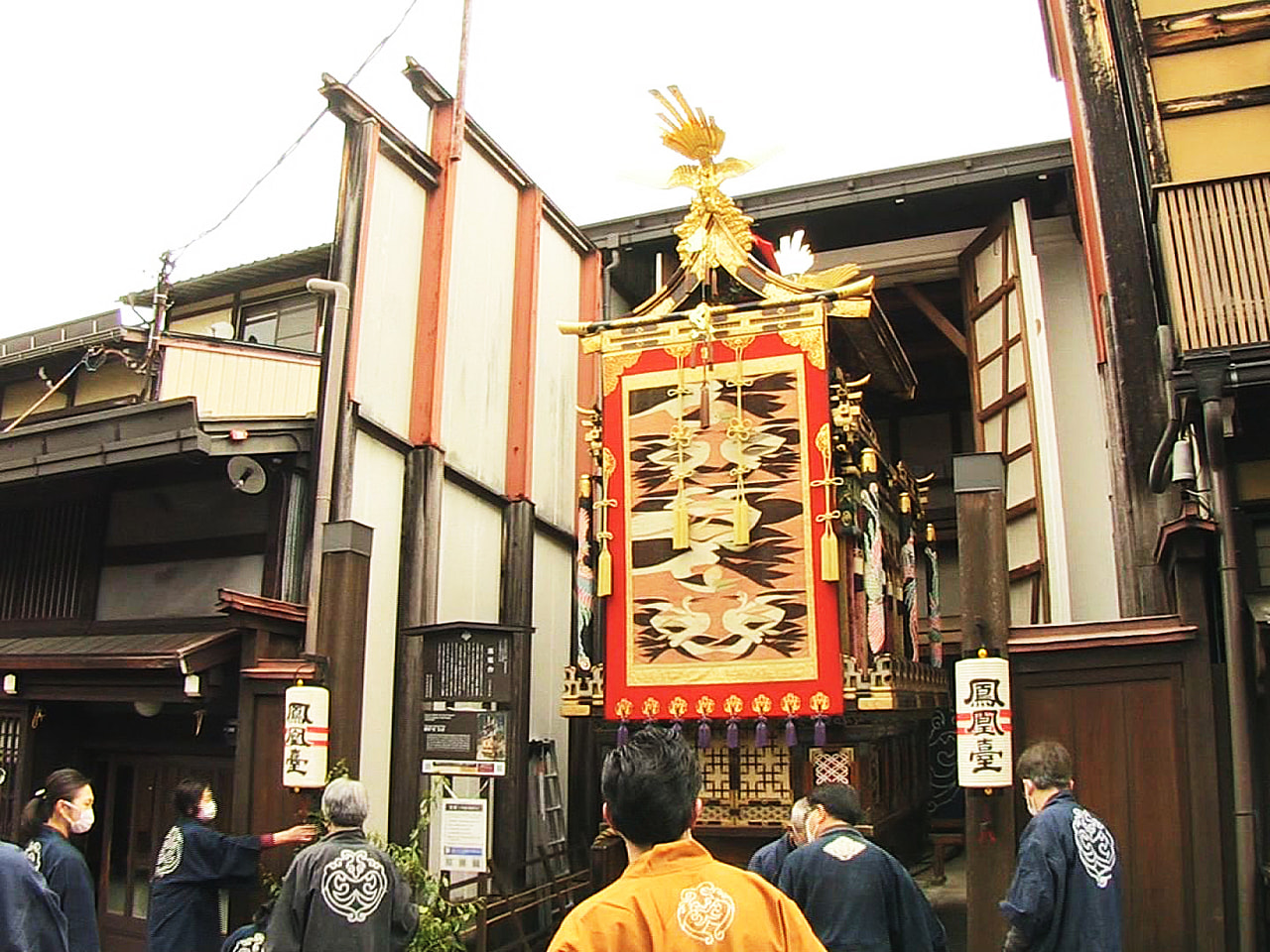 飛騨路に春の訪れを告げる「春の高山祭」が14日開幕し、2年ぶりに豪華けんらんな祭...