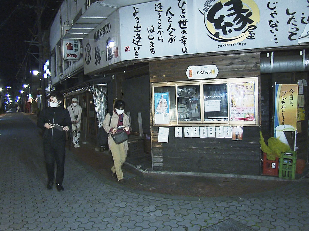 新型コロナの「まん延防止等重点措置」対象地域となった岐阜市の繁華街で9日夜、岐阜...