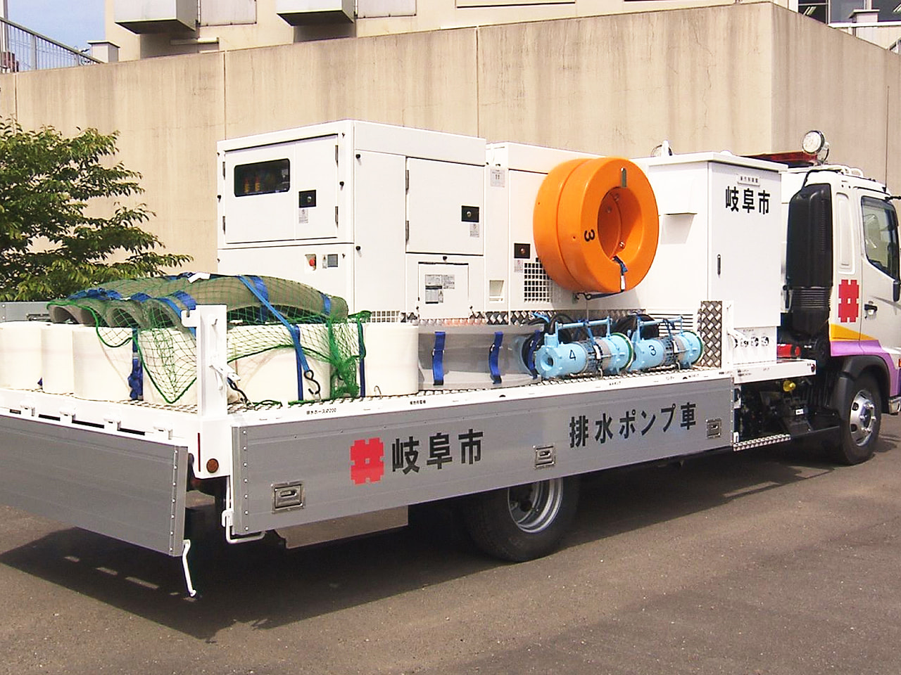岐阜市は豪雨災害に備えて、排水ポンプ車を導入しました。 自前の排水ポンプ車を配備...