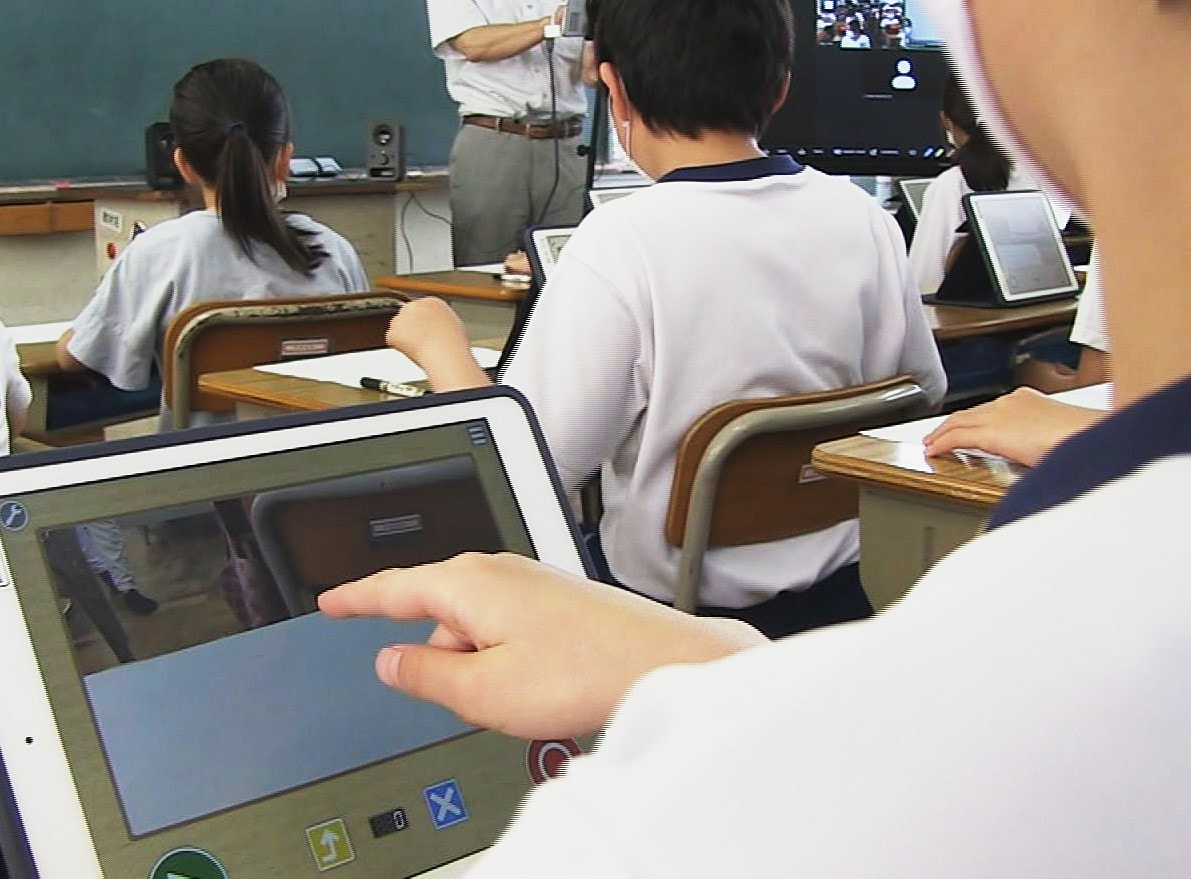 岐阜県多治見市の小学校で25日、岐阜市の県美術館とオンラインでつないで、アニメー...
