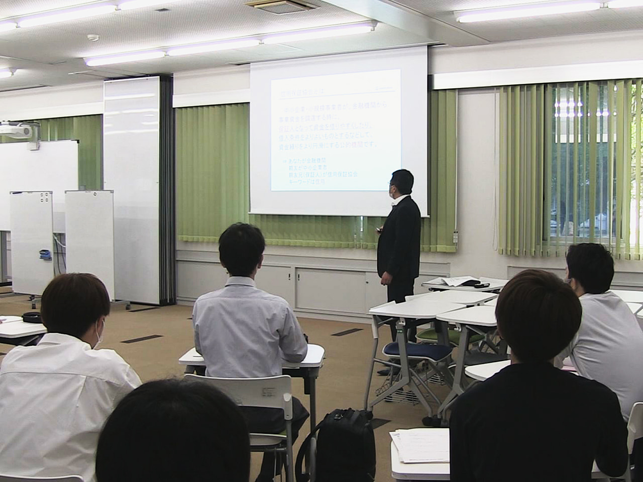 岐阜県信用保証協会は24日、起業を大学生の将来の選択肢の一つにしてもらおうと岐阜...