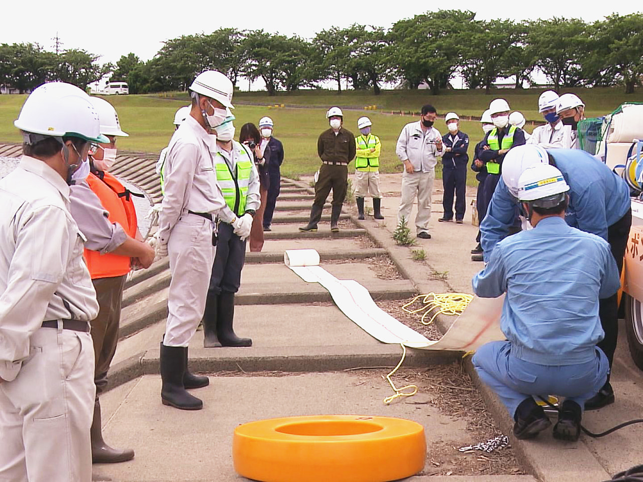 大雨による浸水被害に備え、岐阜県が2021年1月に導入した排水ポンプ車の操作訓練...