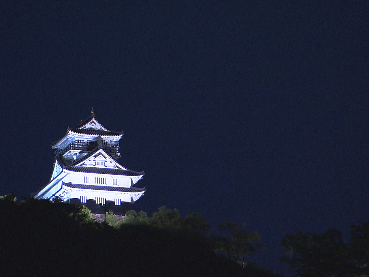 月が地球の影に覆われる「皆既月食」が26日夜、3年ぶりに日本で見られました。 岐...
