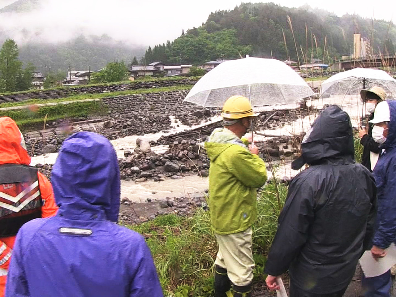 本格的な雨の時期に備え、岐阜県と高山市は市内の奥飛騨温泉郷の高原川で、住民も交え...