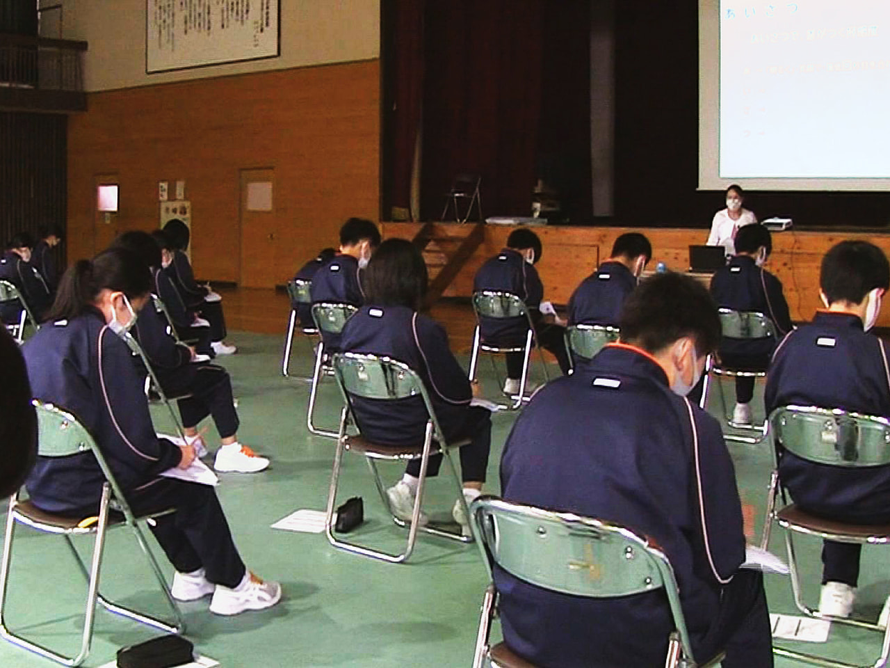 岐阜県高山市の東山中学校では、コロナ禍で中止となった職業体験学習に代わって、ビジ...