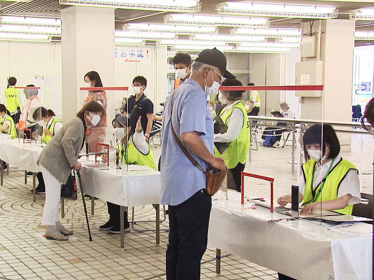 岐阜県で12日、高齢者を対象にした新型コロナウイルスワクチンの大規模接種が始まり...