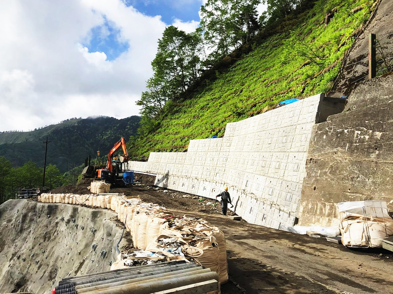 2020年7月の豪雨で道路の一部が崩落して通行止めが続いている岐阜県高山市の「乗...