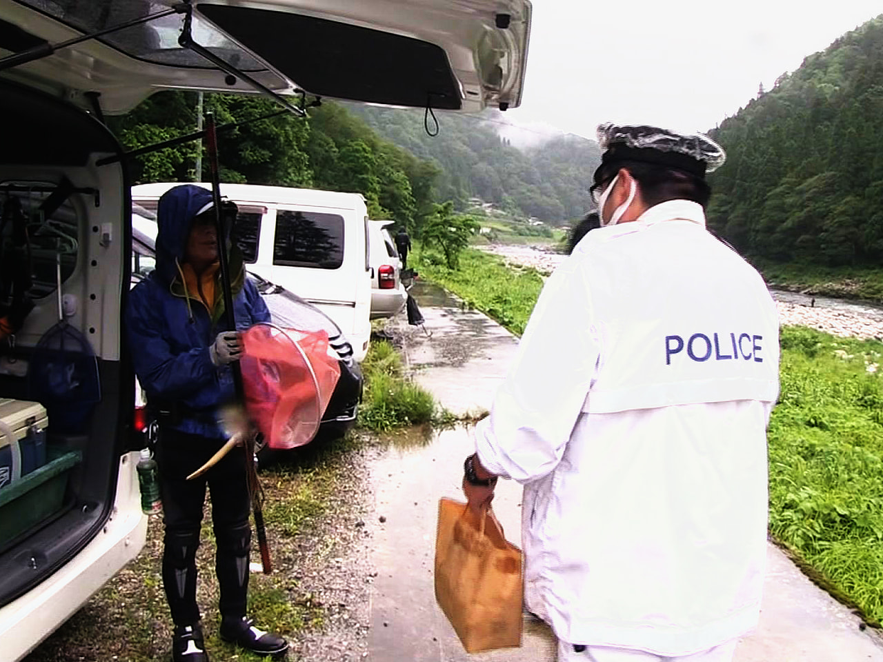 岐阜県警飛騨警察署は、飛騨市内の宮川でアユ釣りが解禁されたことに合わせて、釣り人...