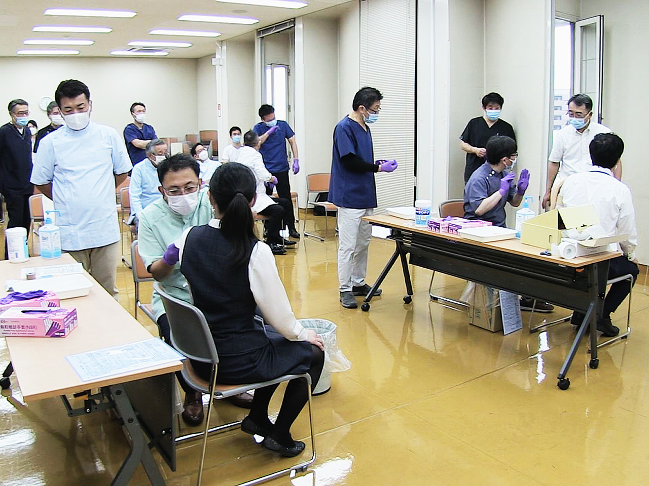 新型コロナウイルスワクチンの集団接種会場で注射を打つため1日、歯科医師を対象にし...