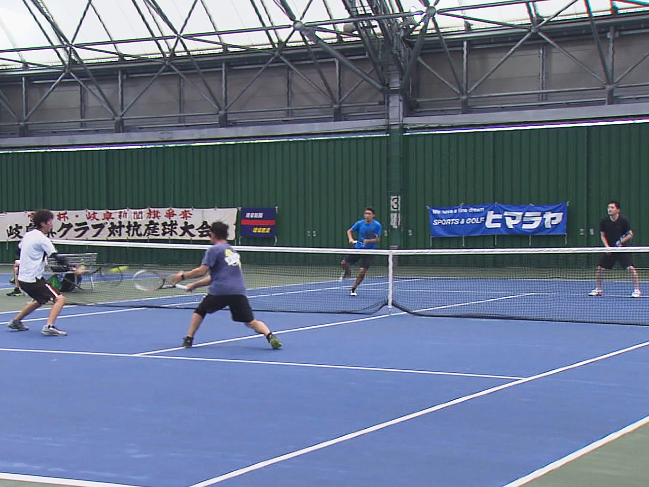 テニスのダブルスによる団体戦で競う宮嶋杯・岐阜新聞旗争奪県クラブ対抗テニス大会が...