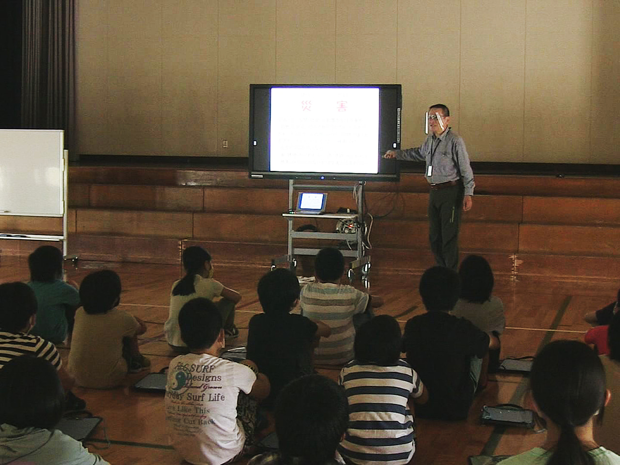 岐阜県高山市の東小学校で、災害発生時に身を守る行動ができるよう、防災士から学ぶ授...