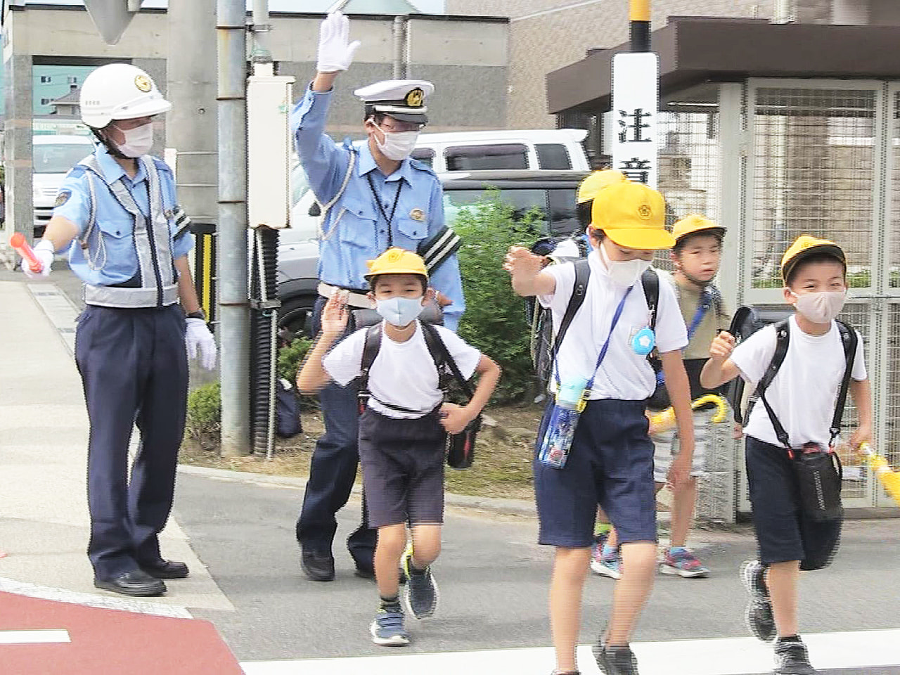 夏の交通安全県民運動が始まった岐阜市で、下校途中の小学生を警察官らが見守りました...