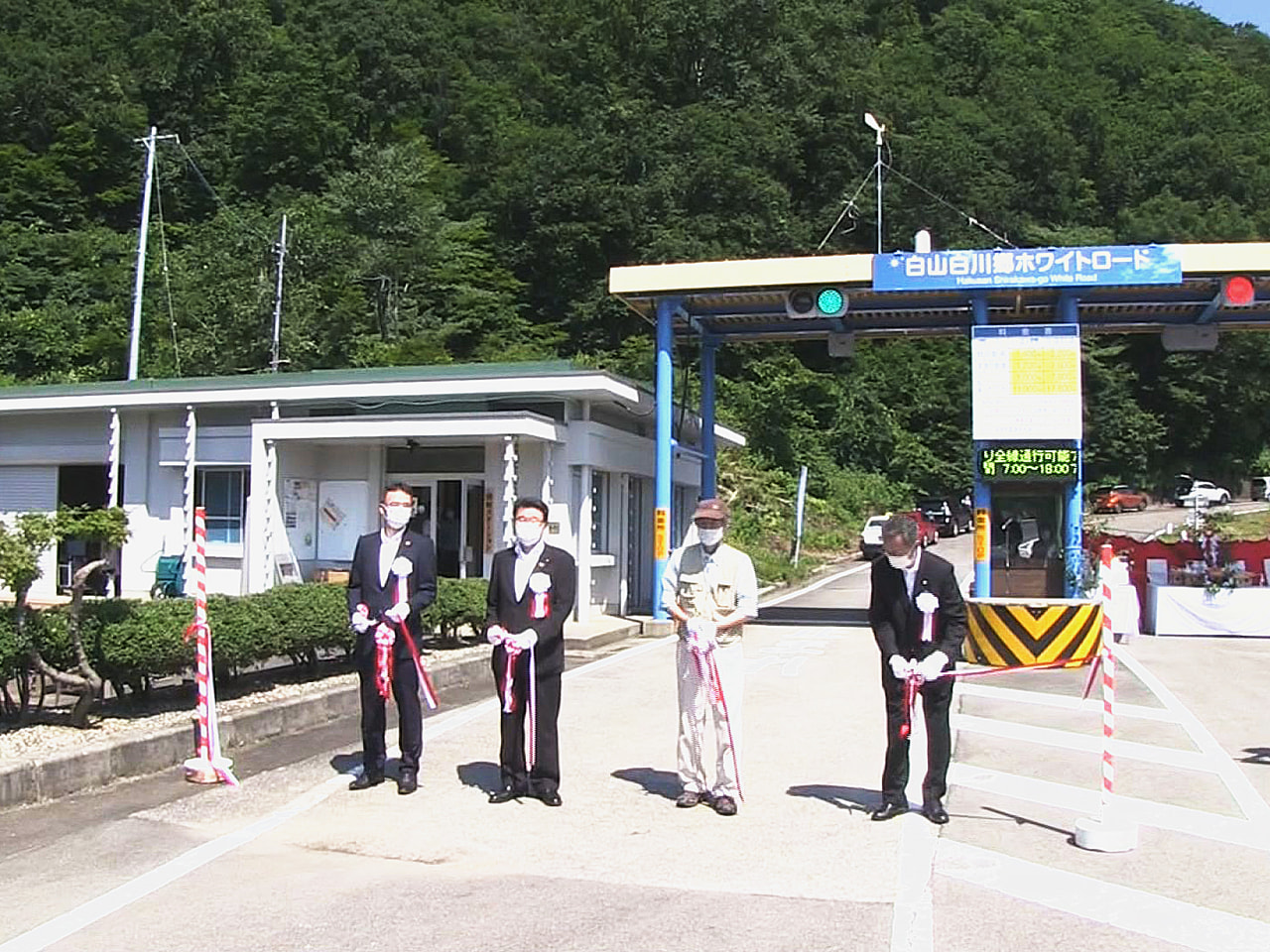 岐阜県大野郡白川村と石川県を結ぶ有料道路「白山白川郷ホワイトロード」が21日、2...