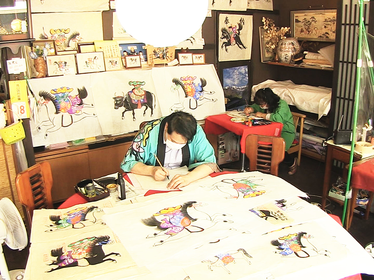 飛騨の夏の風物詩「松倉絵馬市」に向け、縁起物の紙絵馬づくりが岐阜県高山市で最盛期...