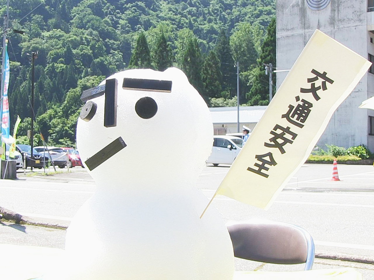 交通事故防止を呼び掛ける雪だるまがことしも、岐阜県飛騨市河合町の国道沿いに並びま...