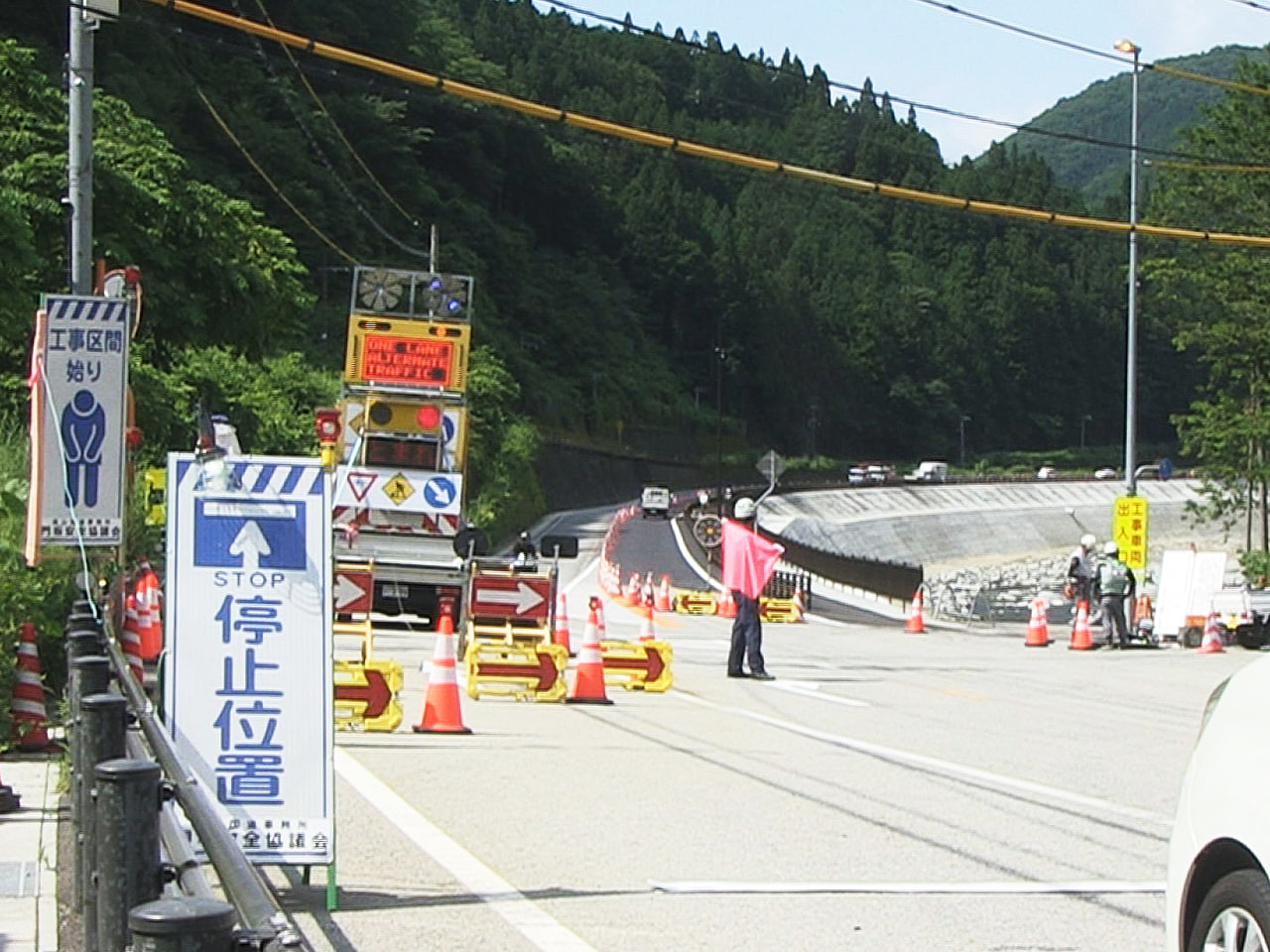 2020年の7月豪雨で崩落した岐阜県下呂市の国道41号線が28日全線開通するのを...