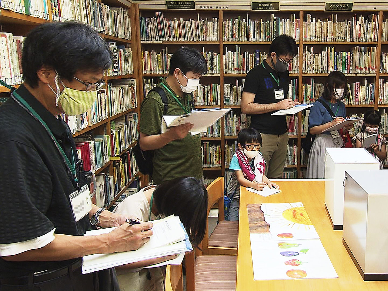 夏休みの親子に図書館の魅力を知ってもらおうという取り組みです。 普段入ることがで...