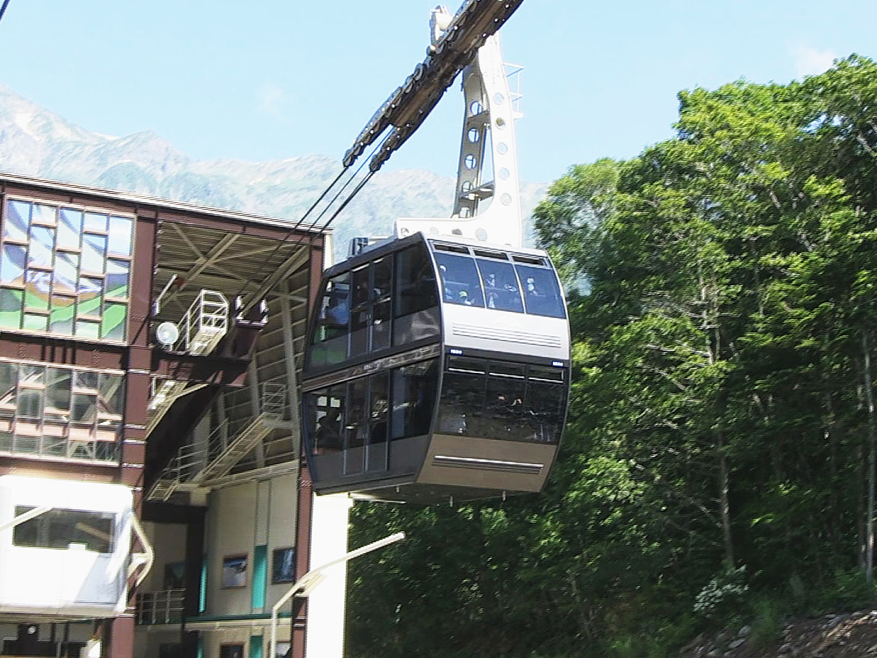 岐阜県高山市の「新穂高ロープウェイ」は、1970年に開業してから累計の乗車人数が...