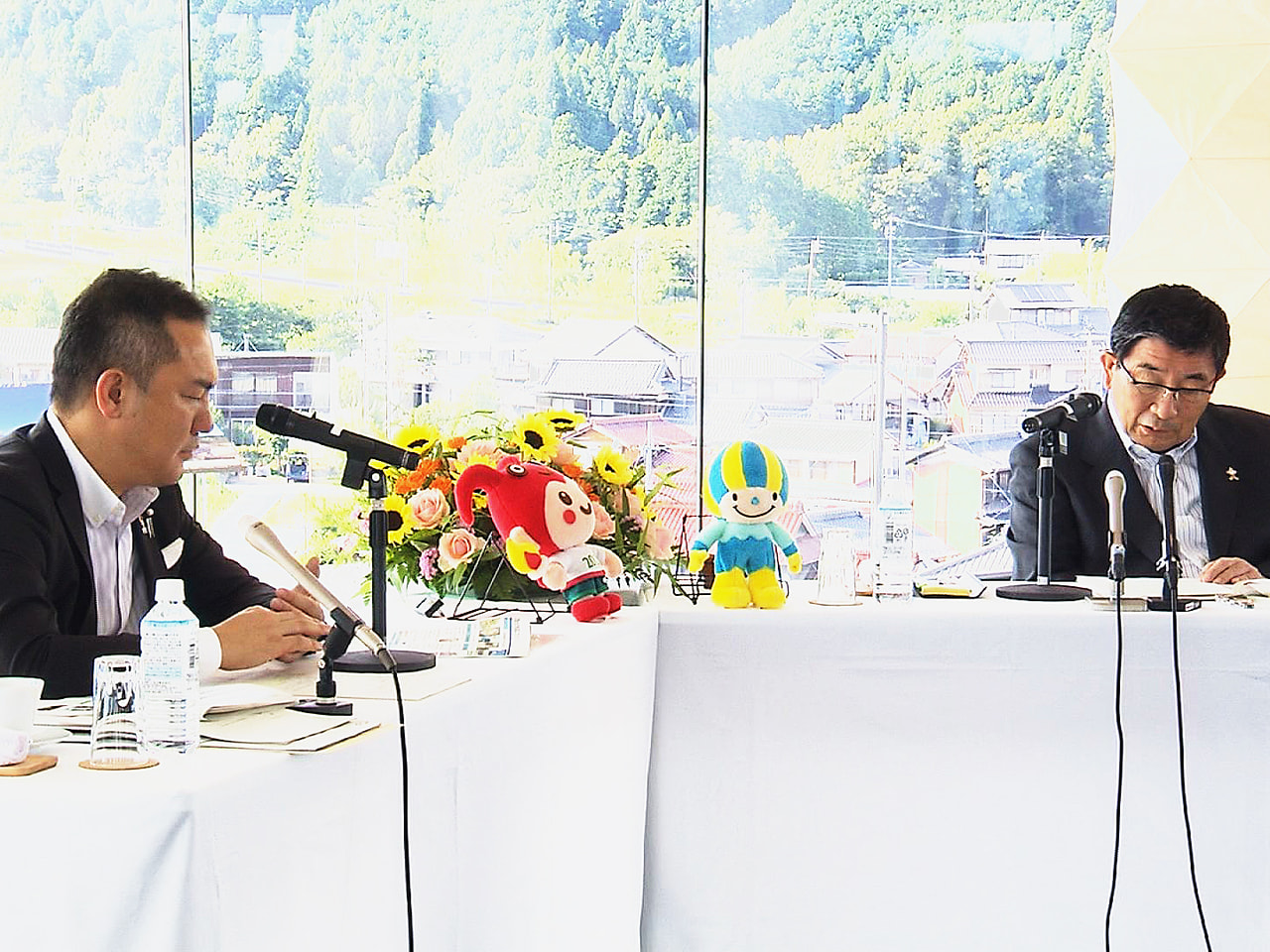 岐阜県の古田肇知事と三重県の鈴木英敬知事が2日懇談し、いずれもことし秋に開催予定...