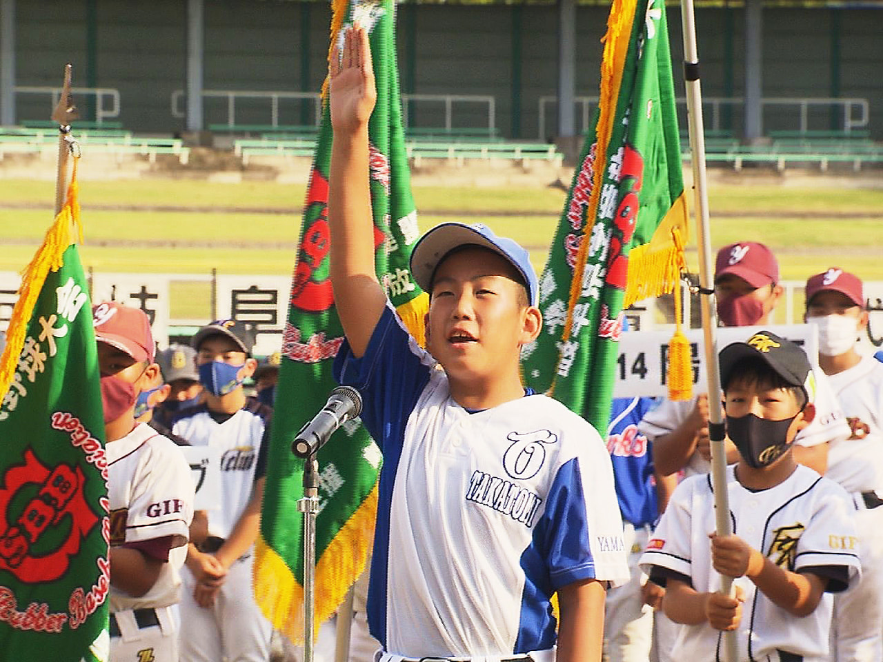 岐阜県内の学童軟式野球のナンバーワンを決める大会が開幕し、岐阜市の長良川球場で開...