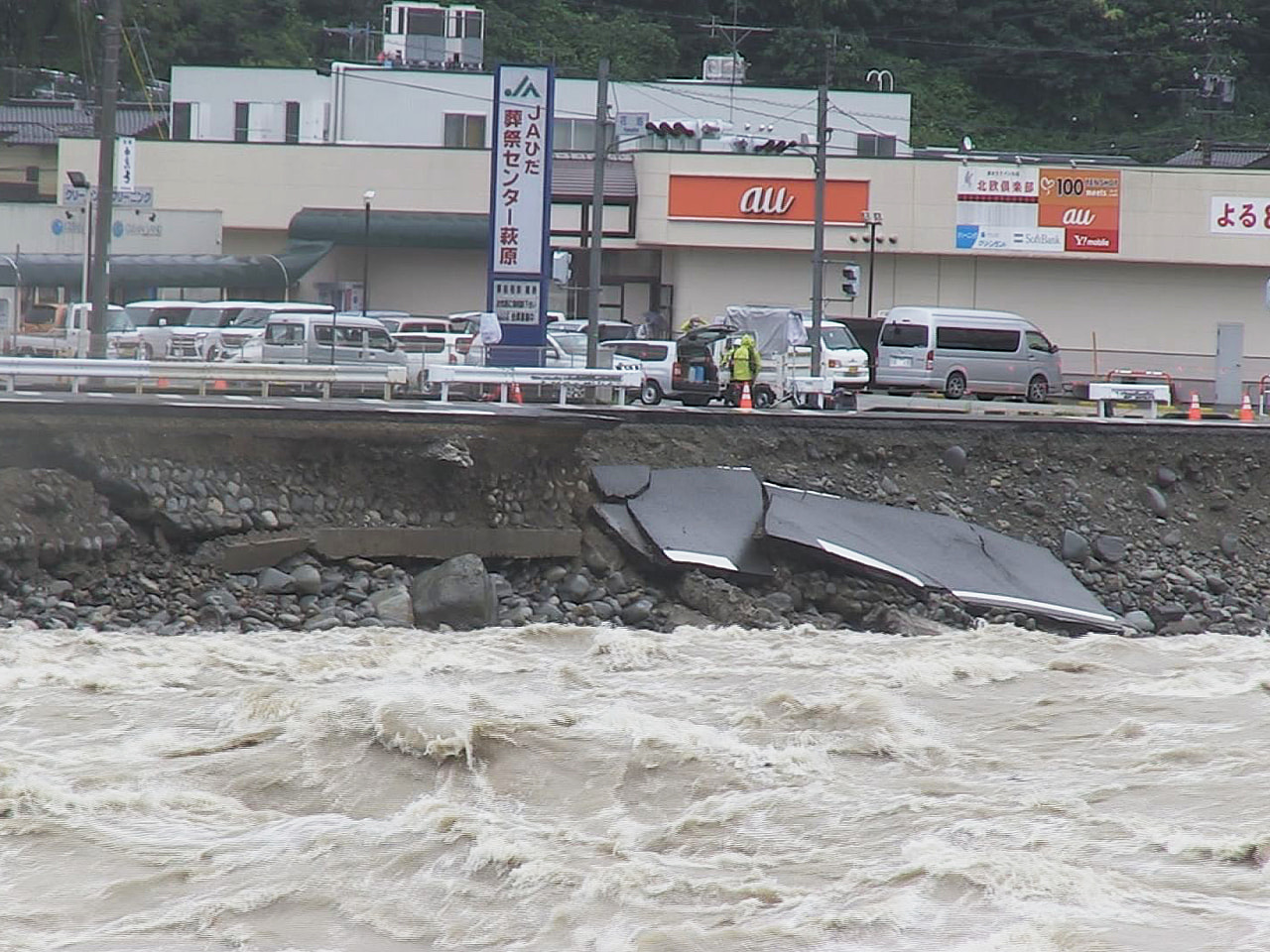 岐阜県では下呂市などで降り始めからの雨の量が400㍉を超え記録的な大雨になり、各...