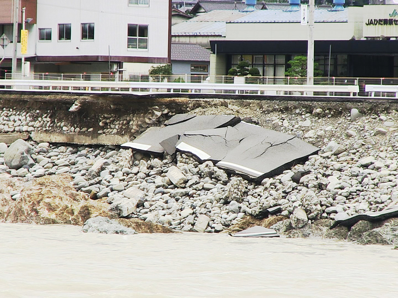 前線の停滞による大雨の影響で、岐阜県内で道路の崩落や床上、床下浸水などの被害が出...
