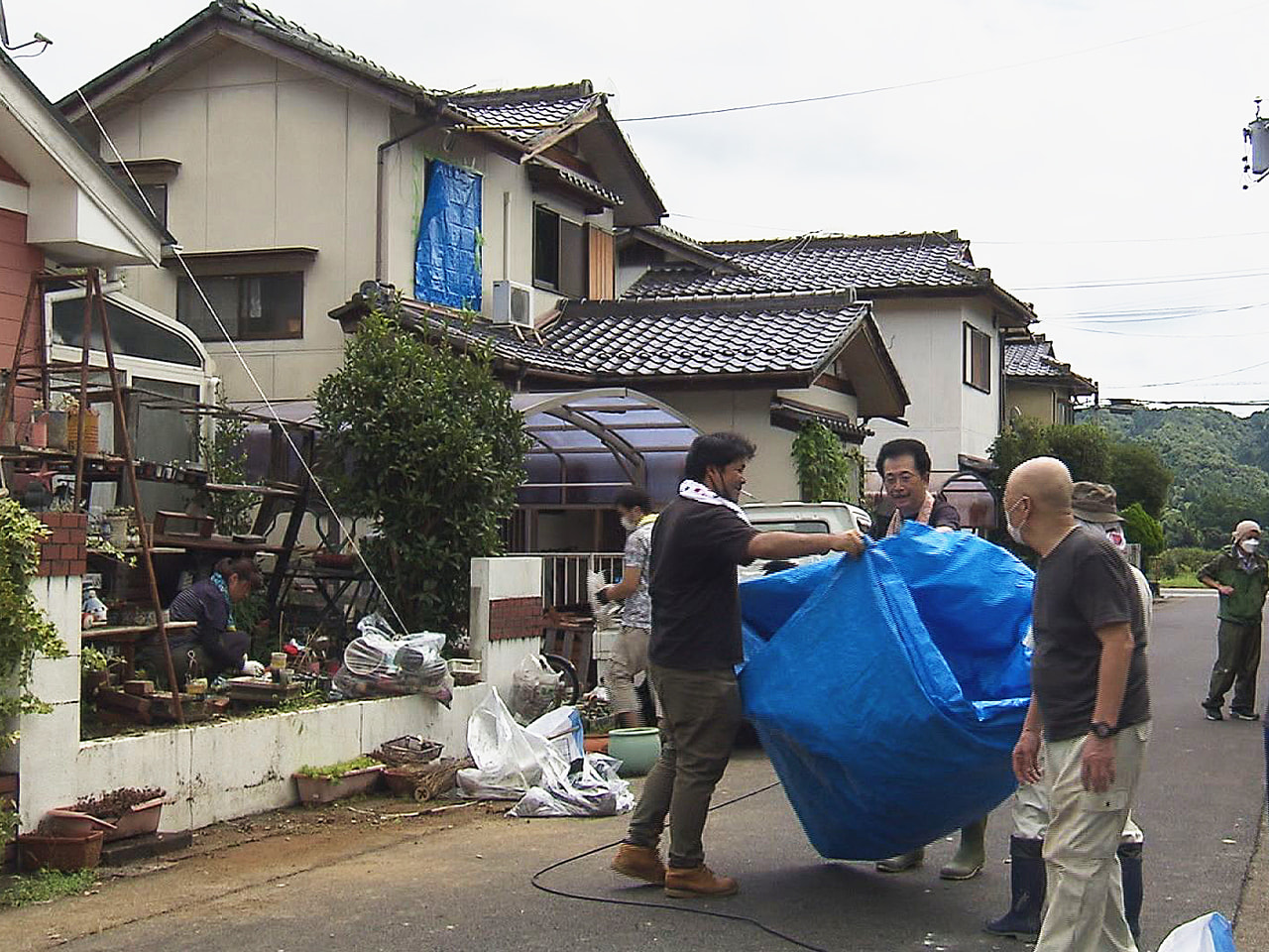 17日午後に竜巻とみられる突風で住宅などに被害がでた岐阜県加茂郡八百津町では18...