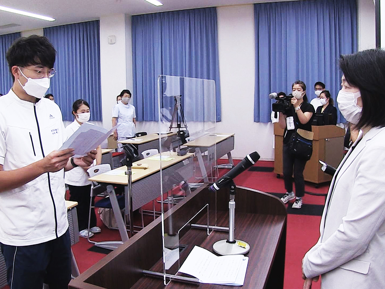 岐阜市の岐阜保健大学で看護職を目指す学生の宣誓式があり、学生らが思いを新たにしま...