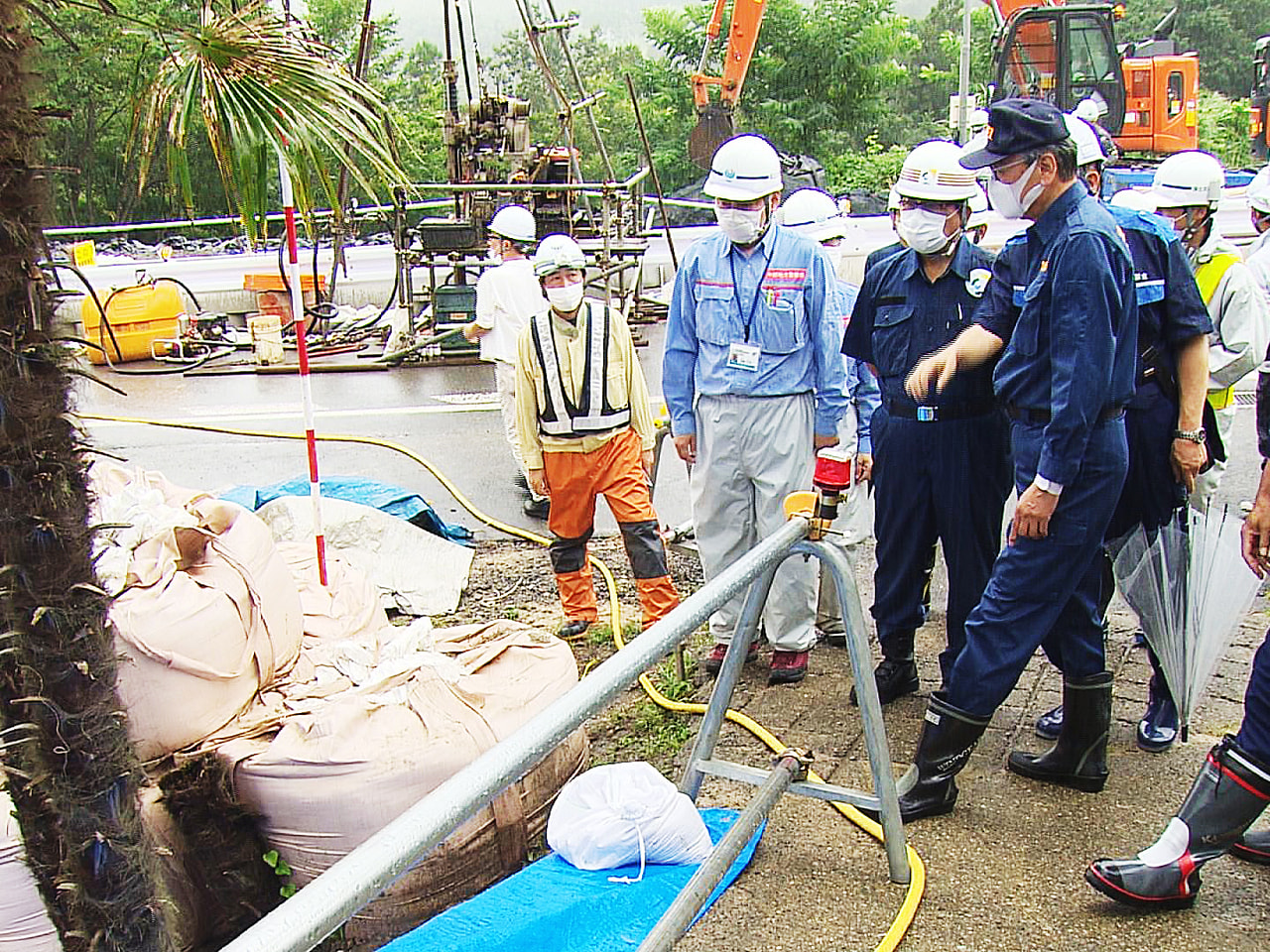 岐阜県の古田肇知事が21日、記録的な大雨で被害を受けた下呂市の国道41号線などの...
